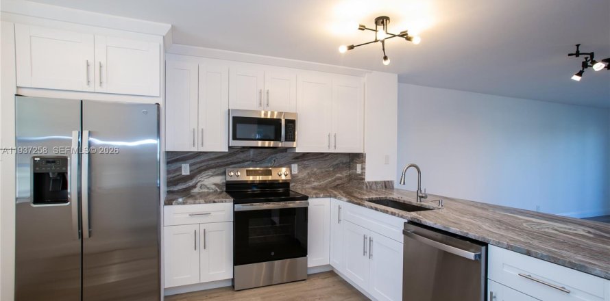 Condo in Pompano Beach, Florida, 2 bedrooms  № 1995140