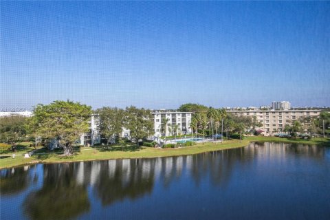 Condo in Pompano Beach, Florida, 2 bedrooms  № 1995140 - photo 6