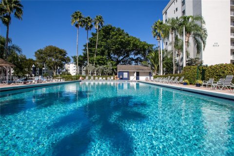 Condo in Pompano Beach, Florida, 2 bedrooms  № 1995140 - photo 17