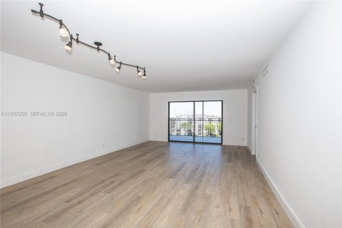 Condo in Pompano Beach, Florida, 2 bedrooms  № 1995140 - photo 8