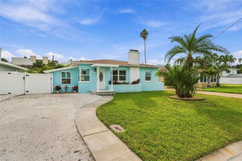 House in Madeira Beach, Florida 3 bedrooms, 102.47 sq.m. № 2400302 - photo 4