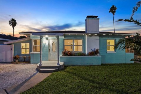 House in Madeira Beach, Florida 3 bedrooms, 102.47 sq.m. № 2400302