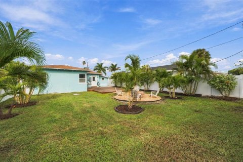 House in Madeira Beach, Florida 3 bedrooms, 102.47 sq.m. № 2400302 - photo 10