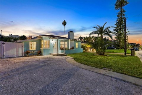 House in Madeira Beach, Florida 3 bedrooms, 102.47 sq.m. № 2400302 - photo 2