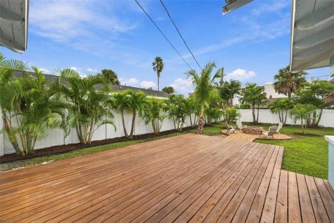 House in Madeira Beach, Florida 3 bedrooms, 102.47 sq.m. № 2400302 - photo 8