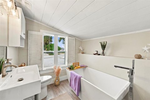 House in Madeira Beach, Florida 3 bedrooms, 102.47 sq.m. № 2400302 - photo 21