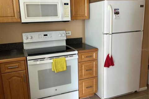 Condo in Brandon, Florida, 2 bedrooms № 2214461 - photo 4