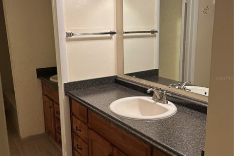 Condo in Brandon, Florida, 2 bedrooms № 2214461 - photo 16