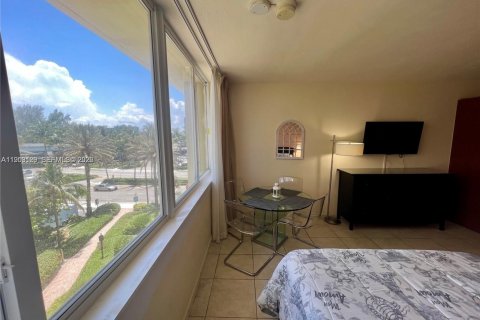 Condo in Sunny Isles Beach, Florida  № 2090250 - photo 9