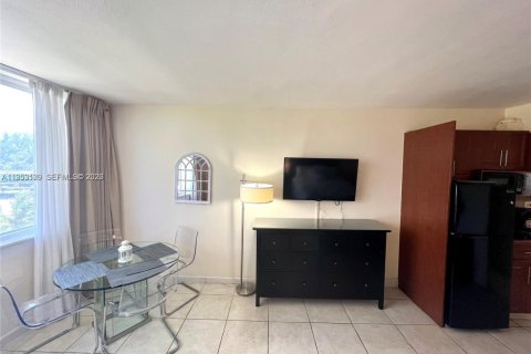 Condo in Sunny Isles Beach, Florida  № 2090250 - photo 12