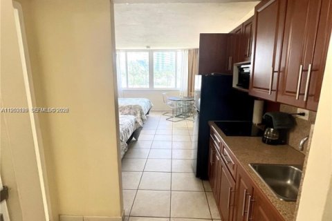 Condo in Sunny Isles Beach, Florida  № 2090250 - photo 13