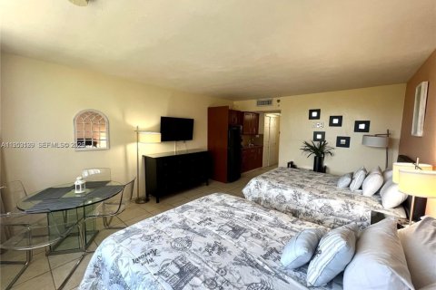Condo in Sunny Isles Beach, Florida  № 2090250 - photo 8