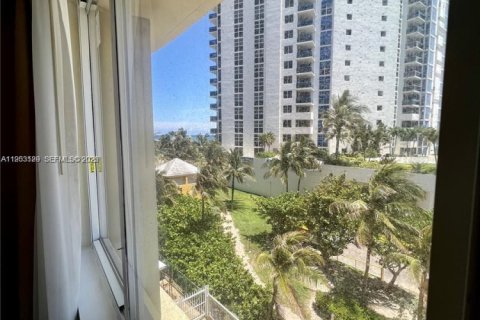 Condo in Sunny Isles Beach, Florida  № 2090250 - photo 10