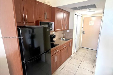 Condo in Sunny Isles Beach, Florida  № 2090250 - photo 16