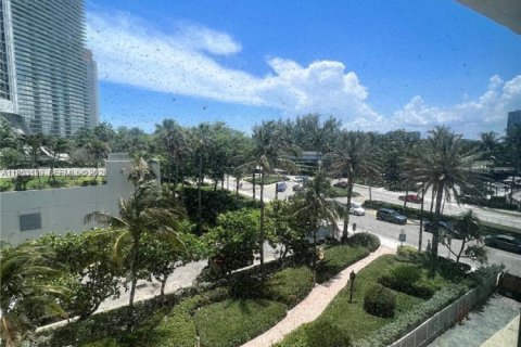 Condo in Sunny Isles Beach, Florida  № 2090250 - photo 11