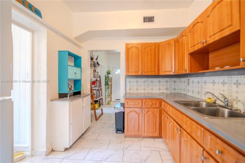 House in Miami, Florida 3 bedrooms, 93.65 sq.m. № 1809548 - photo 18