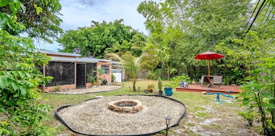 House in Miami, Florida 3 bedrooms, 93.65 sq.m. № 1809548