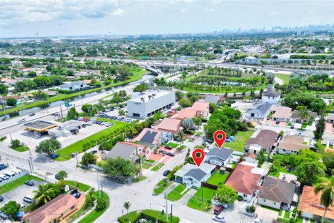 House in Miami, Florida 6 bedrooms, 202.9 sq.m. № 1948256 - photo 3