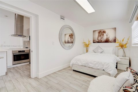 House in Miami, Florida 6 bedrooms, 202.9 sq.m. № 1948256 - photo 28