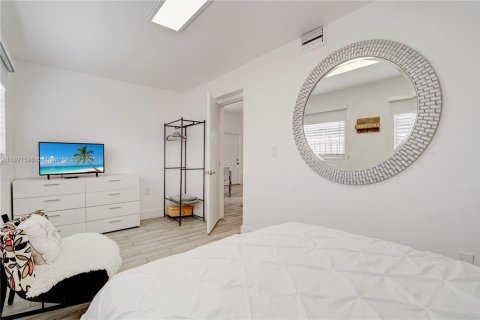 House in Miami, Florida 6 bedrooms, 202.9 sq.m. № 1948256 - photo 27