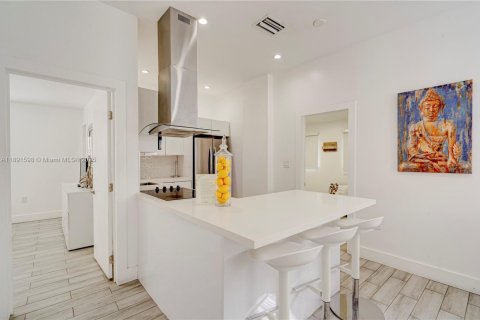 House in Miami, Florida 6 bedrooms, 202.9 sq.m. № 1948256 - photo 26