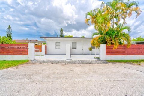House in Miami, Florida 6 bedrooms, 202.9 sq.m. № 1948256 - photo 21
