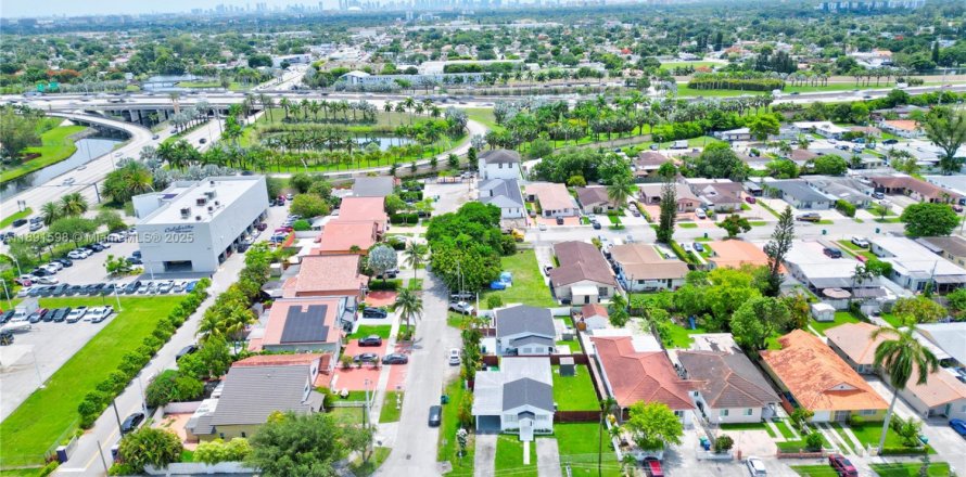 House in Miami, Florida 6 bedrooms, 202.9 sq.m. № 1948256