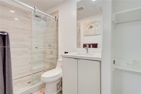 House in Miami, Florida 6 bedrooms, 202.9 sq.m. № 1948256 - photo 17
