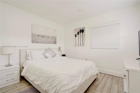 House in Miami, Florida 6 bedrooms, 202.9 sq.m. № 1948256 - photo 8