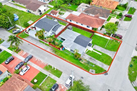 House in Miami, Florida 6 bedrooms, 202.9 sq.m. № 1948256 - photo 4