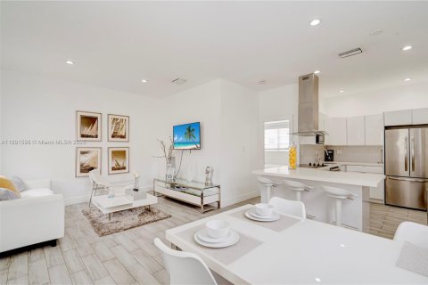 House in Miami, Florida 6 bedrooms, 202.9 sq.m. № 1948256 - photo 30