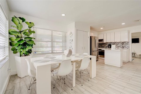 House in Miami, Florida 6 bedrooms, 202.9 sq.m. № 1948256 - photo 6