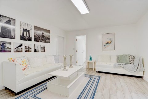 House in Miami, Florida 6 bedrooms, 202.9 sq.m. № 1948256 - photo 12