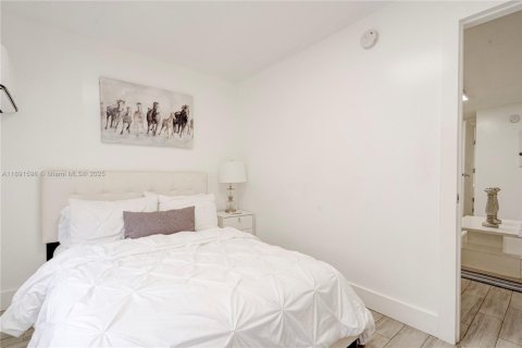 House in Miami, Florida 6 bedrooms, 202.9 sq.m. № 1948256 - photo 14