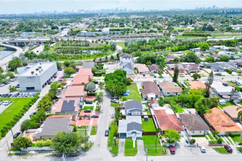 House in Miami, Florida 6 bedrooms, 202.9 sq.m. № 1948256 - photo 2