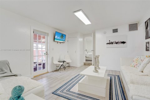 House in Miami, Florida 6 bedrooms, 202.9 sq.m. № 1948256 - photo 19
