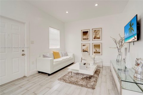 House in Miami, Florida 6 bedrooms, 202.9 sq.m. № 1948256 - photo 23