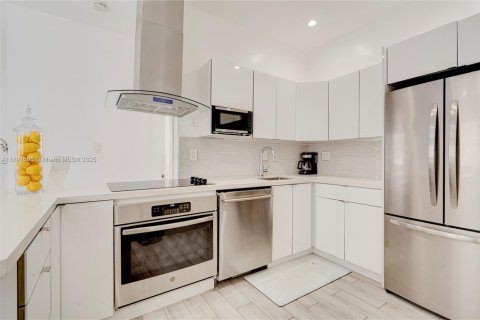 House in Miami, Florida 6 bedrooms, 202.9 sq.m. № 1948256 - photo 24
