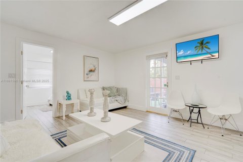 House in Miami, Florida 6 bedrooms, 202.9 sq.m. № 1948256 - photo 13