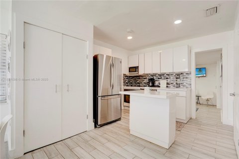 House in Miami, Florida 6 bedrooms, 202.9 sq.m. № 1948256 - photo 7