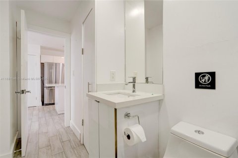 House in Miami, Florida 6 bedrooms, 202.9 sq.m. № 1948256 - photo 9