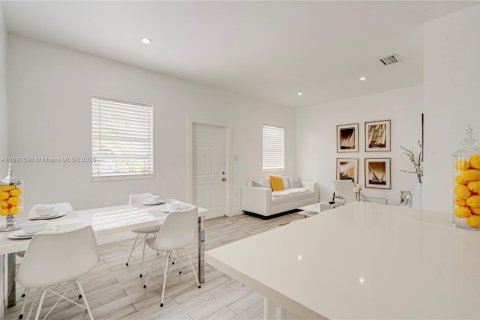House in Miami, Florida 6 bedrooms, 202.9 sq.m. № 1948256 - photo 22