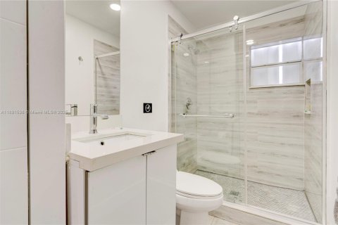 House in Miami, Florida 6 bedrooms, 202.9 sq.m. № 1948256 - photo 10