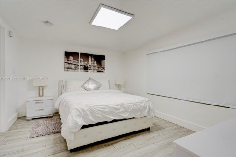 House in Miami, Florida 6 bedrooms, 202.9 sq.m. № 1948256 - photo 18