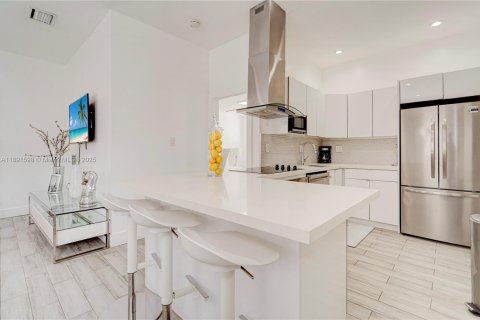 House in Miami, Florida 6 bedrooms, 202.9 sq.m. № 1948256 - photo 25