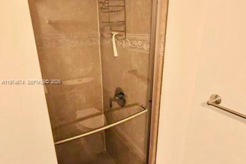 Condo in Miami, Florida, 2 bedrooms  № 2036060 - photo 10