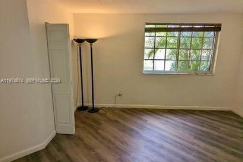 Condo in Miami, Florida, 2 bedrooms  № 2036060 - photo 17