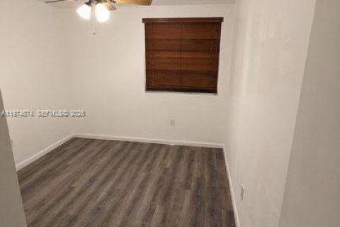 Condo in Miami, Florida, 2 bedrooms  № 2036060 - photo 12