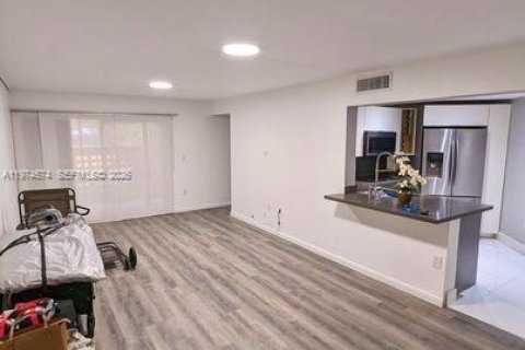 Condo in Miami, Florida, 2 bedrooms  № 2036060 - photo 3