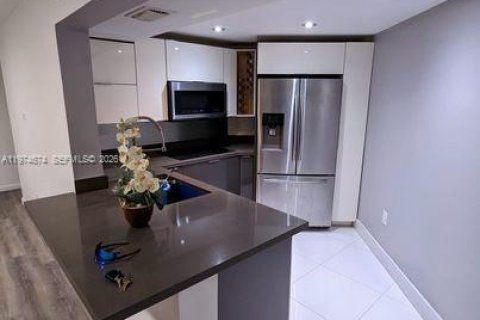 Condo in Miami, Florida, 2 bedrooms  № 2036060 - photo 2